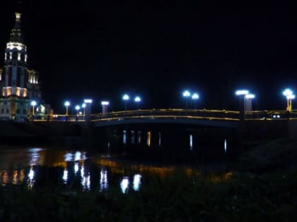В Гусеве сняли строительное ограждение на новом пешеходном мосту, зажгли фонари и праздничную иллюминацию