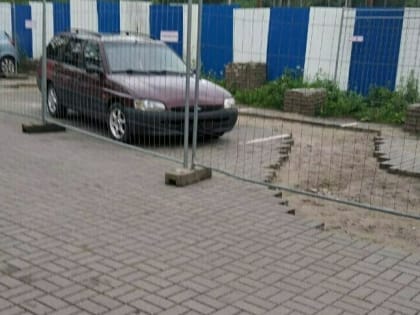 Жители многоэтажки на Новгородской второй раз сами соорудили тротуар до Карташева