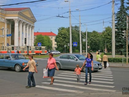 На пешеходном переходе снова сбили двух малышей