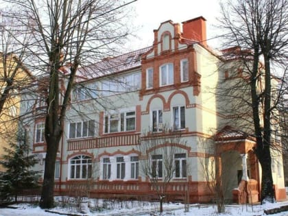 «Красивых дверей становится всё больше»: в здании на Зоологической установили новые входные группы