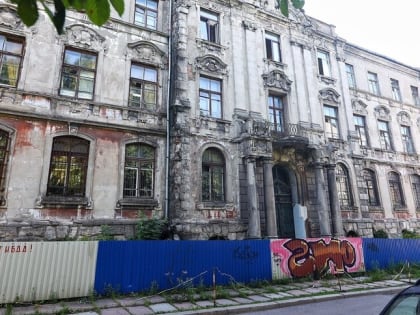 Эксперты признали памятником пристройку к историческому зданию военкомата на улице Тюленина