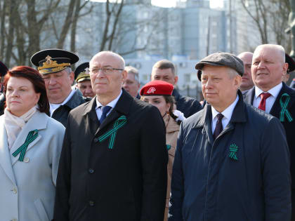 Склоним головы перед  памятью героев