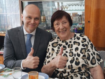 Беспрозванных с букетом приехал к ветерану Великой Отечественной войны