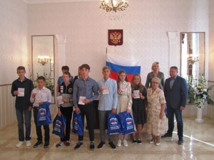 22 августа, в день Государственного флага Российской Федерации, в отделе ЗАГС Краснознаменского городского округа состоялось торжественное вручение паспортов 7-ми краснознаменцам, 