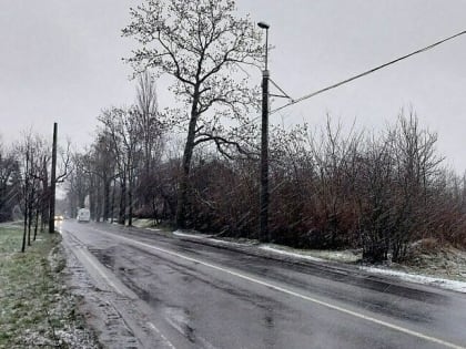 На Емельянова сняли остатки троллейбусных проводов (фото)