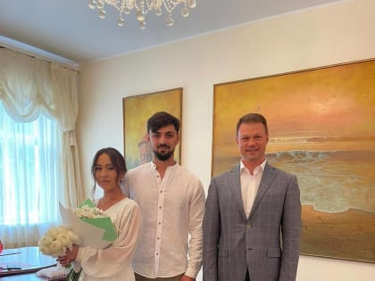 Единороссы Янтарного чествовали молодоженов