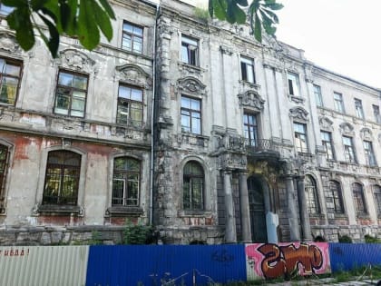 «Хоть это и Минобороны, но мы нашли способ»: бывший банк на Тюленина в 2024-м отремонтируют за счёт области — Алиханов