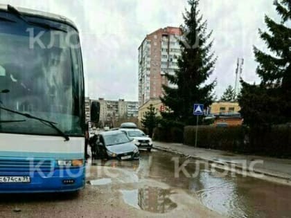 На Буткова автомобиль «утонул в луже» (фото)