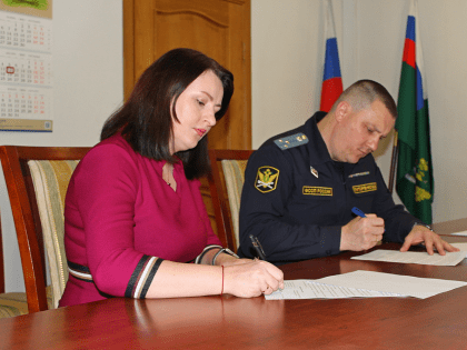 Руководитель приставов и детский омбудсмен подписали соглашение о сотрудничестве