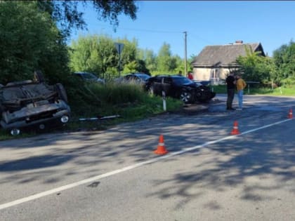 Под Полесском столкнулись два автомобиля, один из них перевернулся (фото)