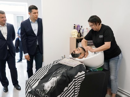 Алиханов побывал в гусевском барбершопе