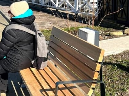 На променаде в Зеленоградске установили 13 новых скамеек