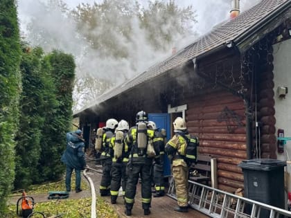 Эвакуировали 5 человек: в банном комплексе гостиницы «Охота» возник пожар (фото)