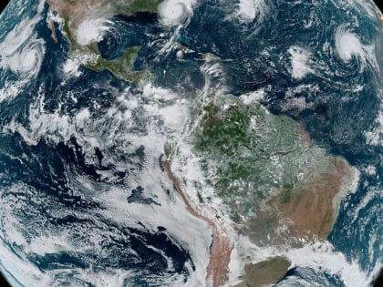 В NASA опубликовали космический снимок крупных ураганов