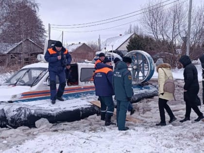 Власти: переправу в Матросово пришлось останавливать из-за льда, сковавшего катер