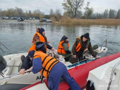 В Балтийском море недалеко от Янтарного потерял ход катер с четырьмя рыбаками (фото, видео)