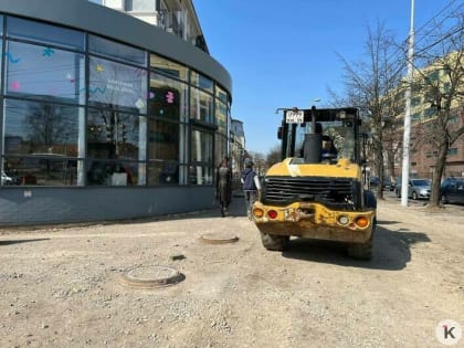 Люди прыгают по раскалённому асфальту и уворачиваются от грузовиков: как идёт ремонт Театральной в Калининграде (фото)