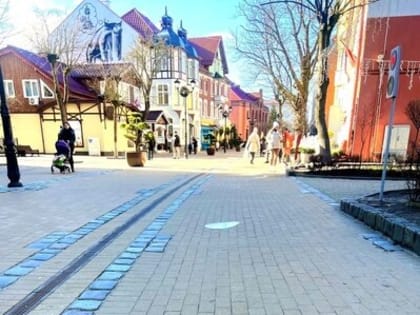 В Зеленоградске канализационные люки стали украшать мозаикой с котами (фото)