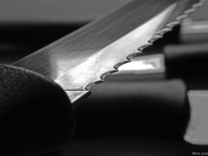 В Черняховске пенсионер накинулся с ножом на племянника, а затем порезал себя