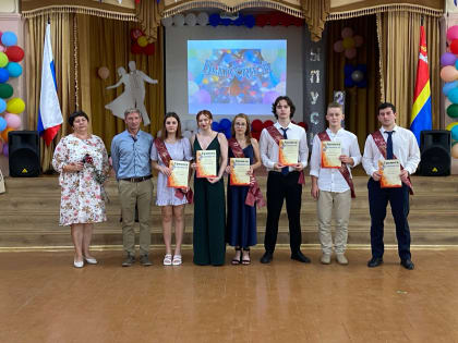 «В добрый путь!»: выпускникам средней школы поселка Большаково вручили аттестаты