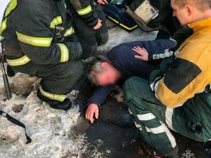 Пока набирали цистерну, спасли человека: калининградские пожарные оказали помощь мужчине с приступом эпилепсии