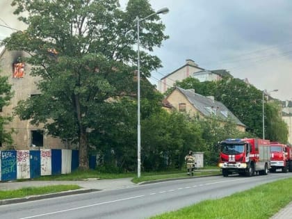 Очевидцы: в Калининграде на Островского загорелся дом (фото)