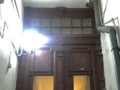 В Черняховске на отреставрированных дверях дома в переулке Суворова появятся витражи (фото)