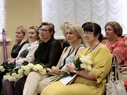 Социальные работники принимают  поздравления и  награды