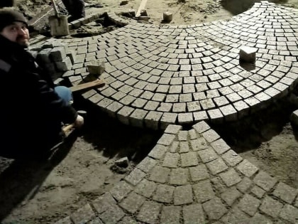 В Зеленоградске на ул. Володарского начали укладывать брусчатку (фото)
