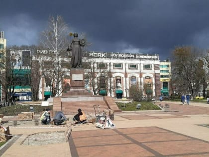 В Калининграде устраняют провалы плитки перед монументом «Мать-Россия» (фото)