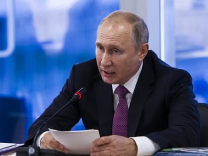 Путин поручил разработать дополнительные выплаты медработникам