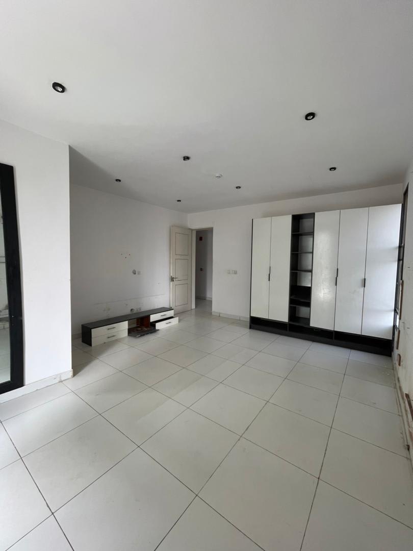 Fabulous-Looking 4bedroom Maisonette + BQ - Image 8