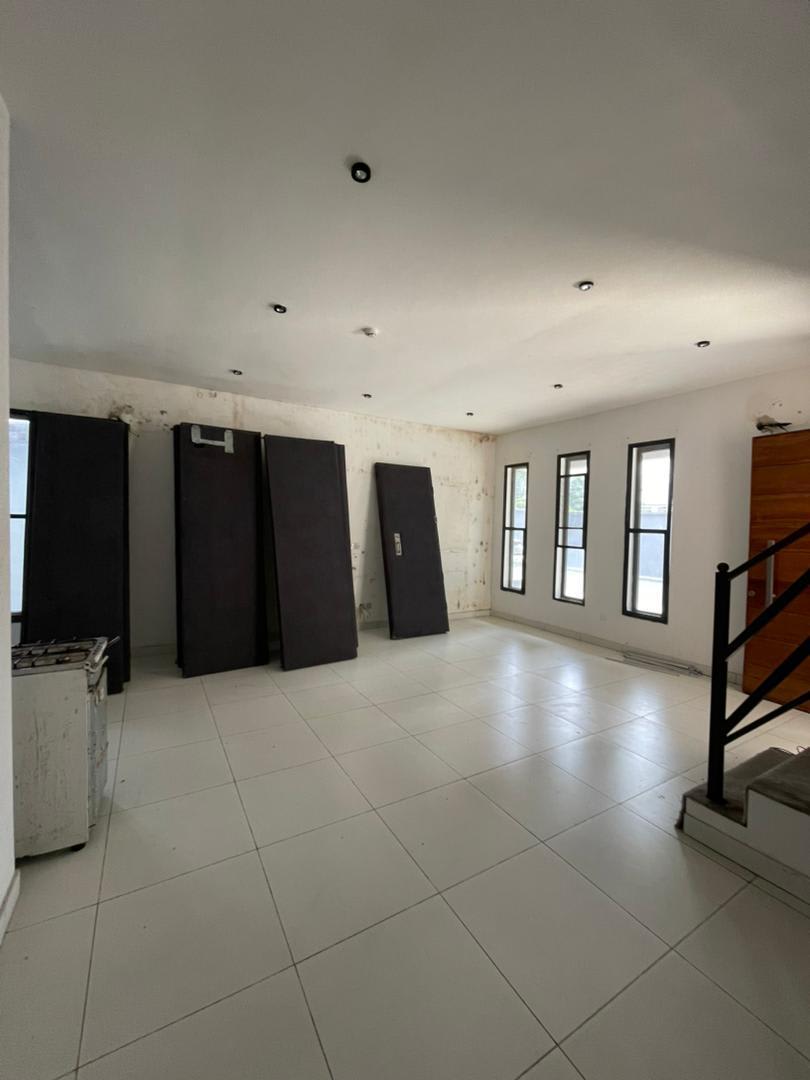 Fabulous-Looking 4bedroom Maisonette + BQ - Image 13