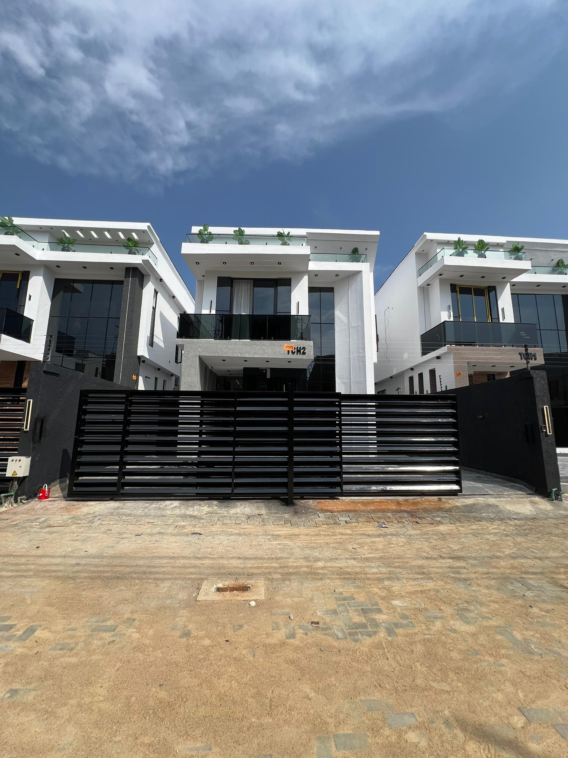 LUXURY 5BEDROOM DETACHED DUPLEX