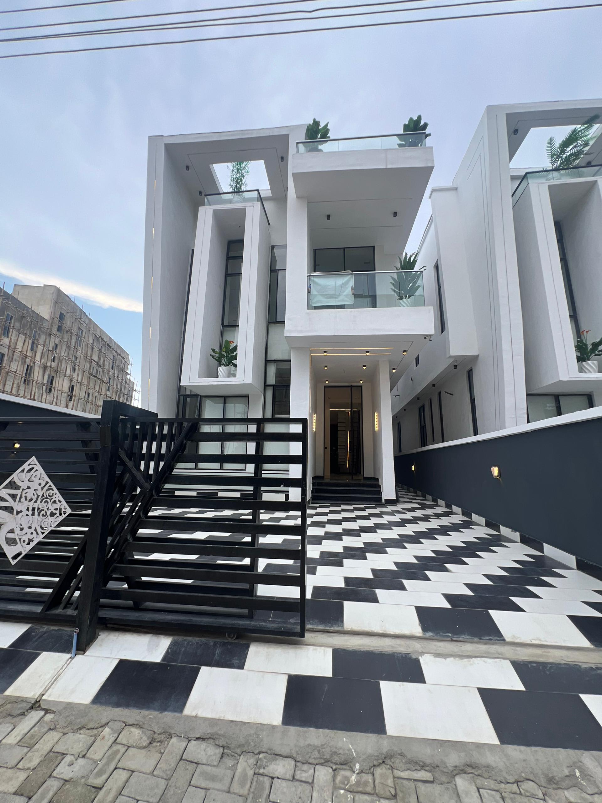 BEAUTIFUL 5BEDROOM DETACHED DUPLEX