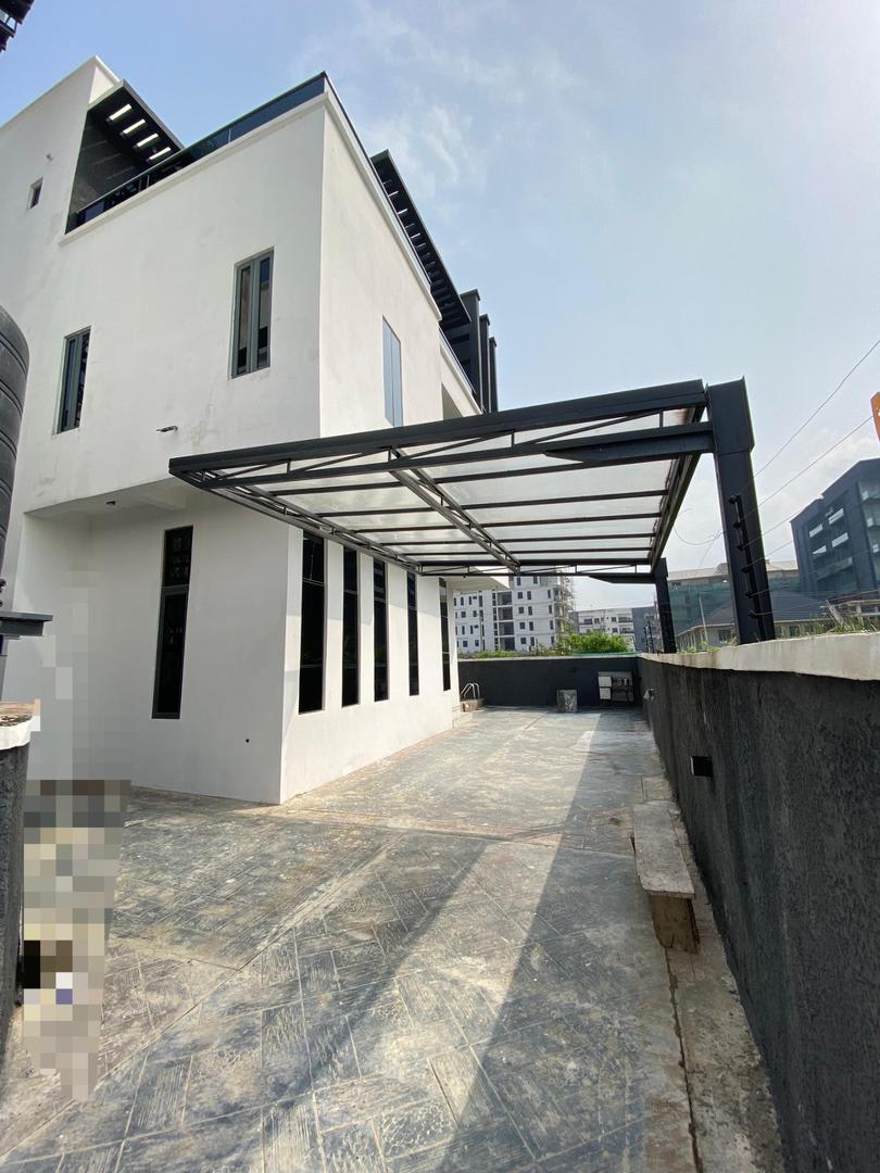 AN IMPECCABLY BUILT 6BEDROOM FULLY DETACHED DUPLEX