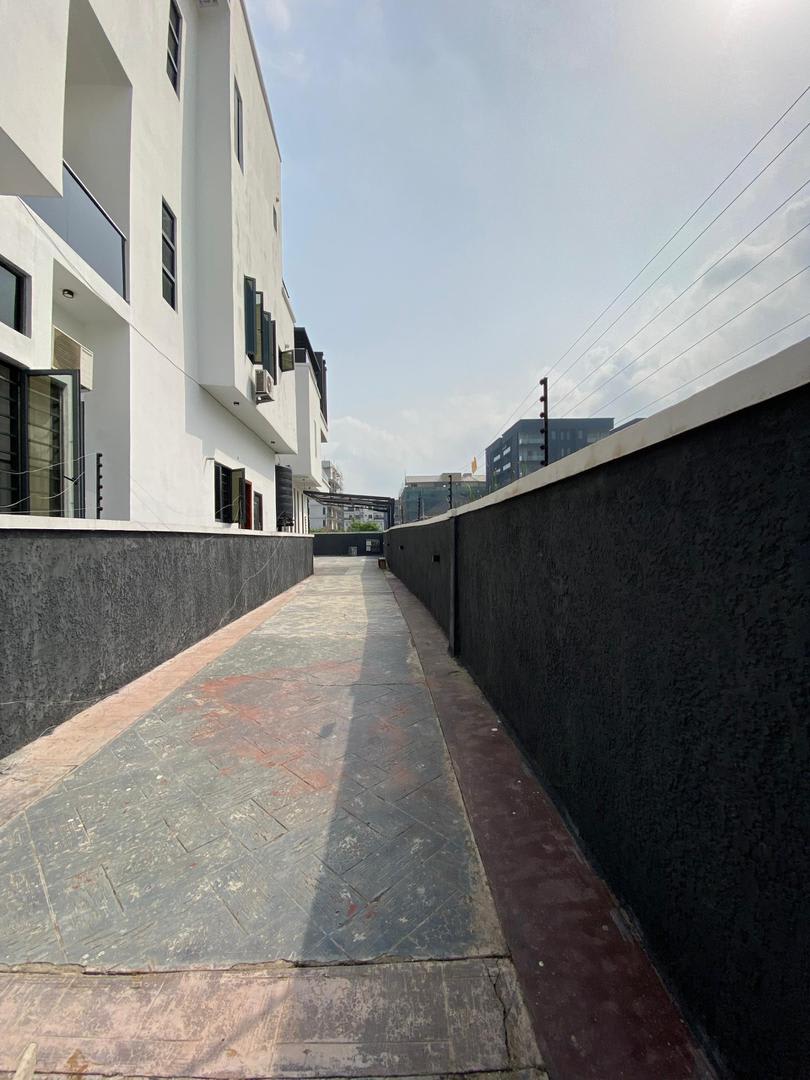 AN IMPECCABLY BUILT 6BEDROOM FULLY DETACHED DUPLEX - Image 2