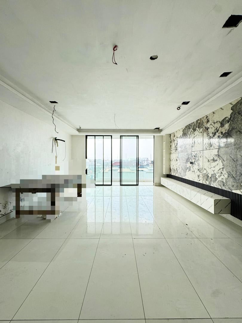 CAPACIOUS NEWLY BUILT 2 & 3 BEDROOM - Image 9