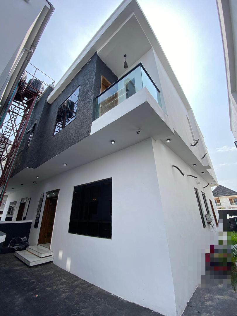 WELL BUILT 4 BEDROOM SEMIDETACHED WITH BQ.