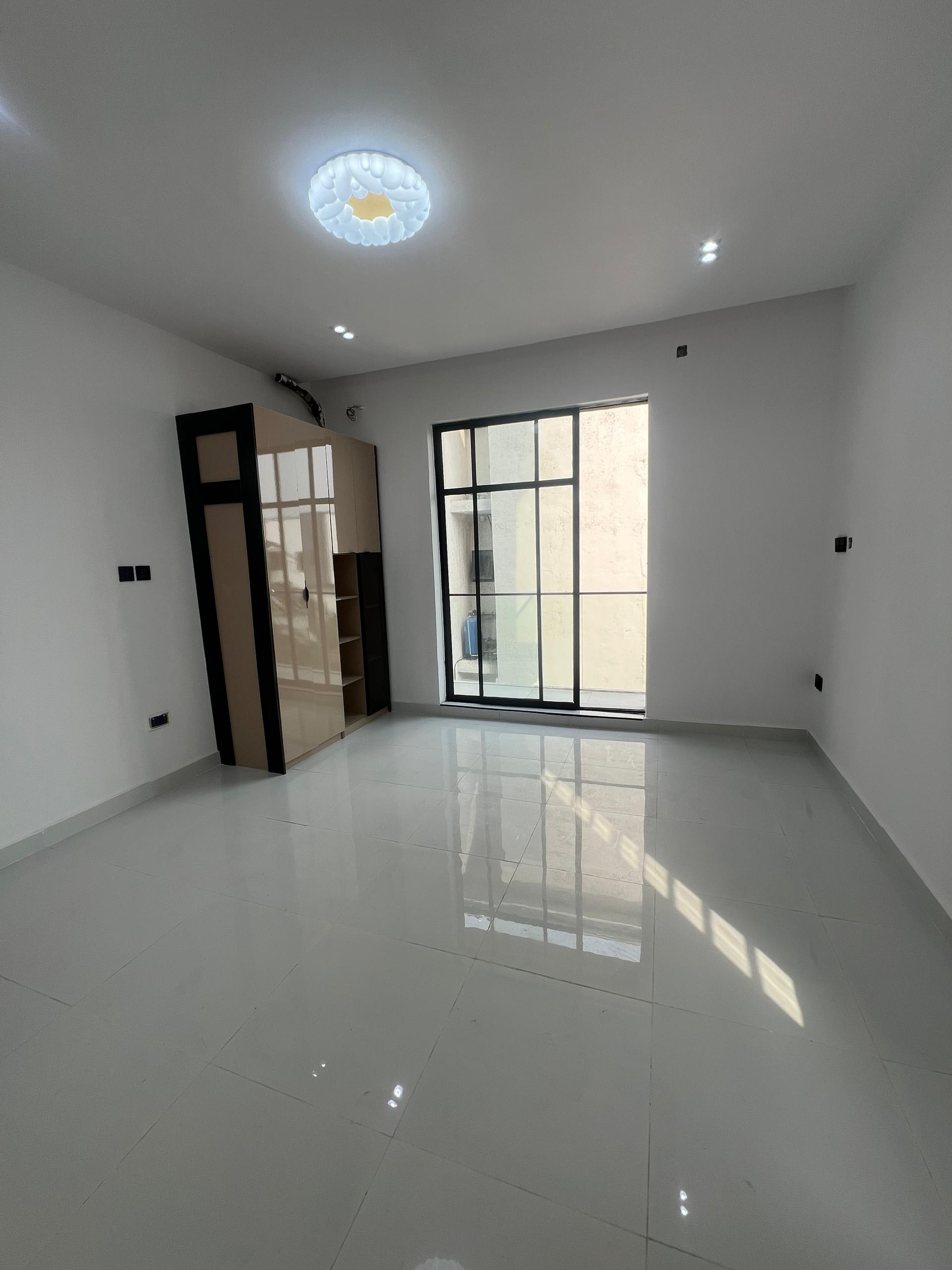 EXECUTIVE FULLY SERVICED 2BEDROOM APARTMENT - Image 9