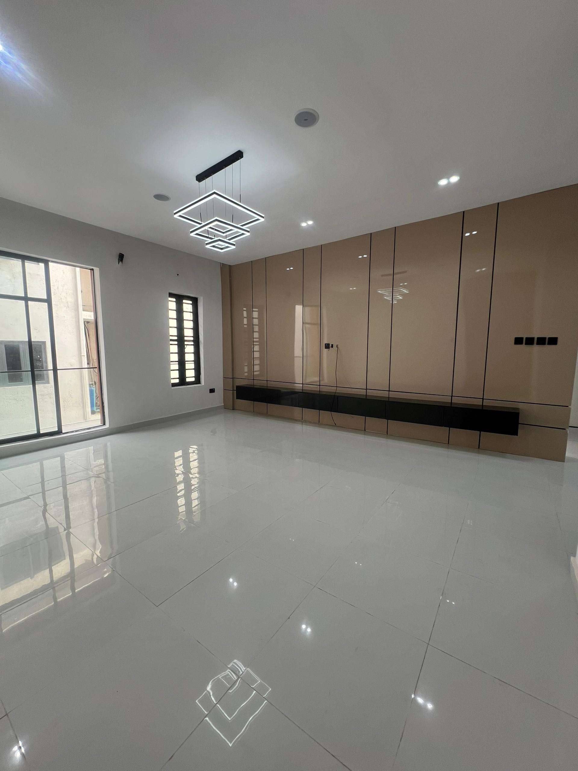 EXECUTIVE FULLY SERVICED 2BEDROOM APARTMENT - Image 10