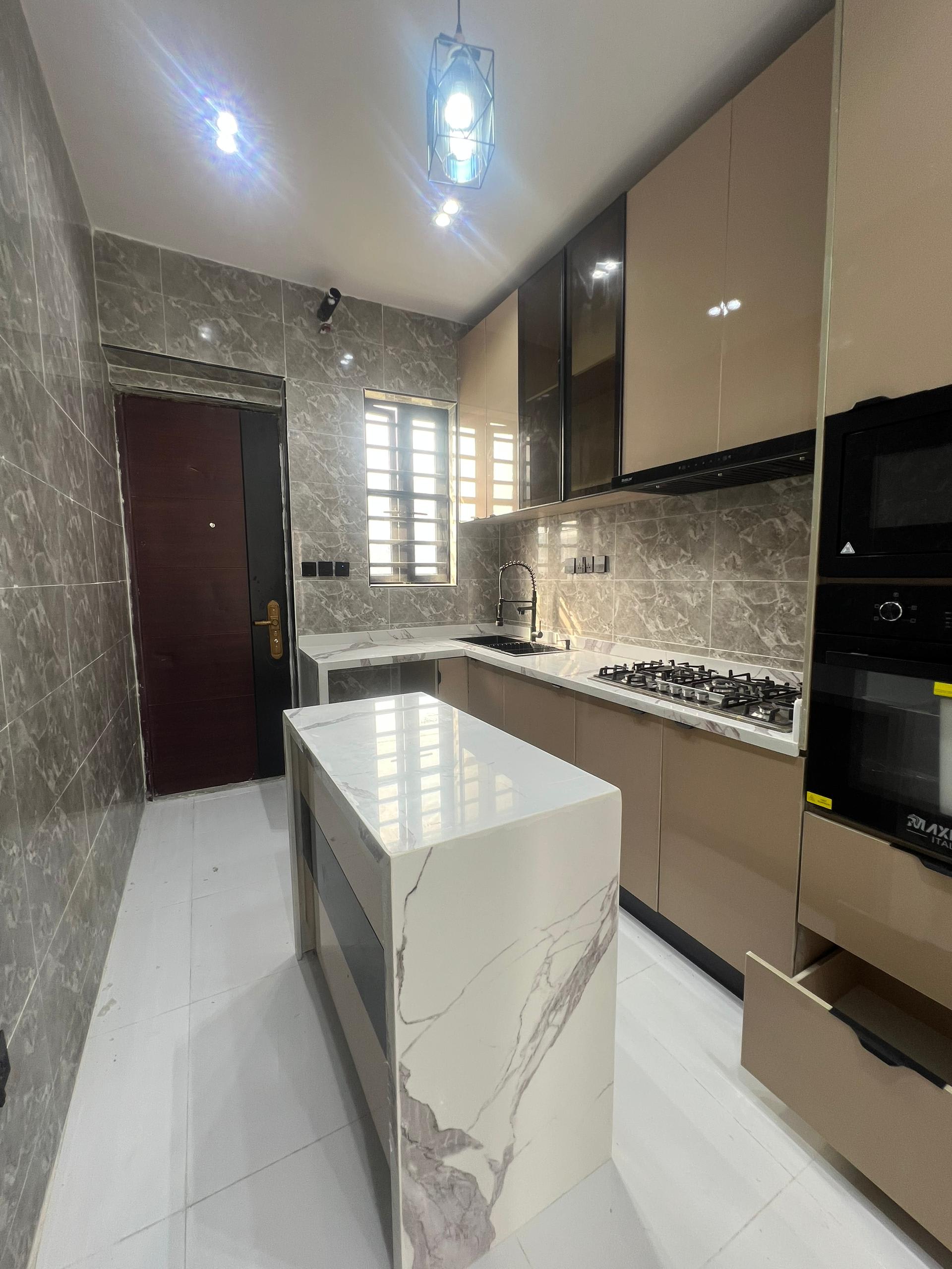 EXECUTIVE FULLY SERVICED 2BEDROOM APARTMENT - Image 11