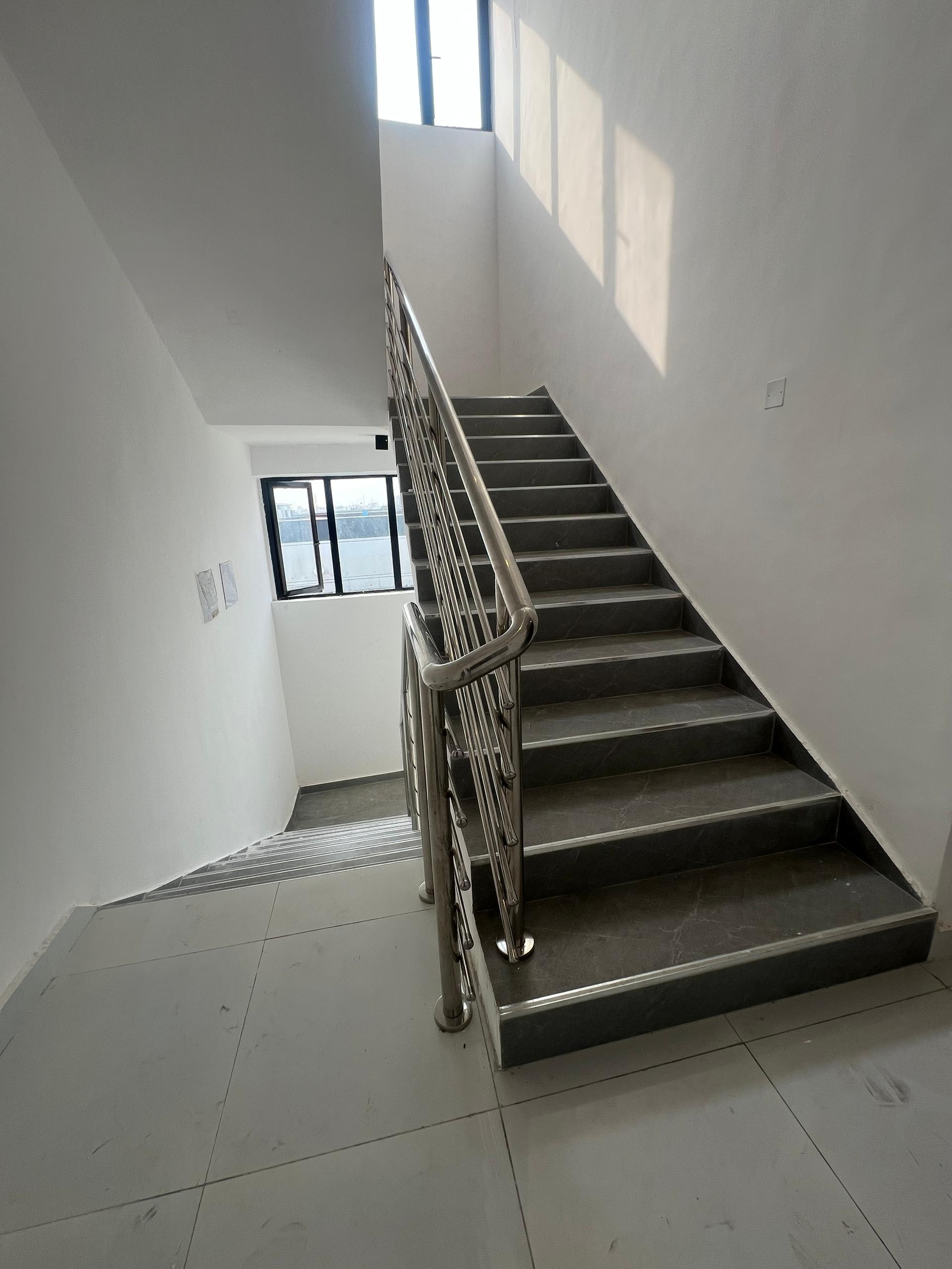 EXECUTIVE FULLY SERVICED 2BEDROOM APARTMENT - Image 8