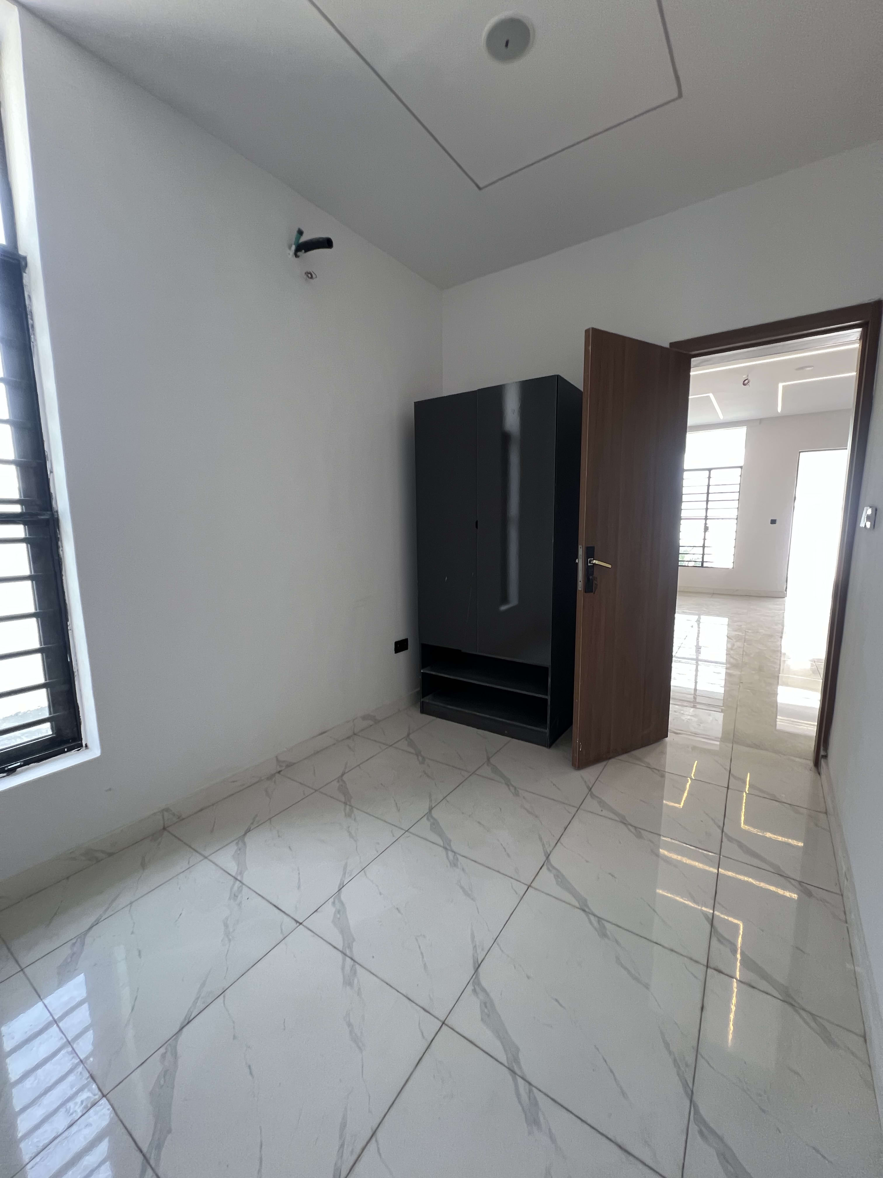 4BEDS/2BEDS EXECUTIVE TERRACE DUPLEX. - Image 5