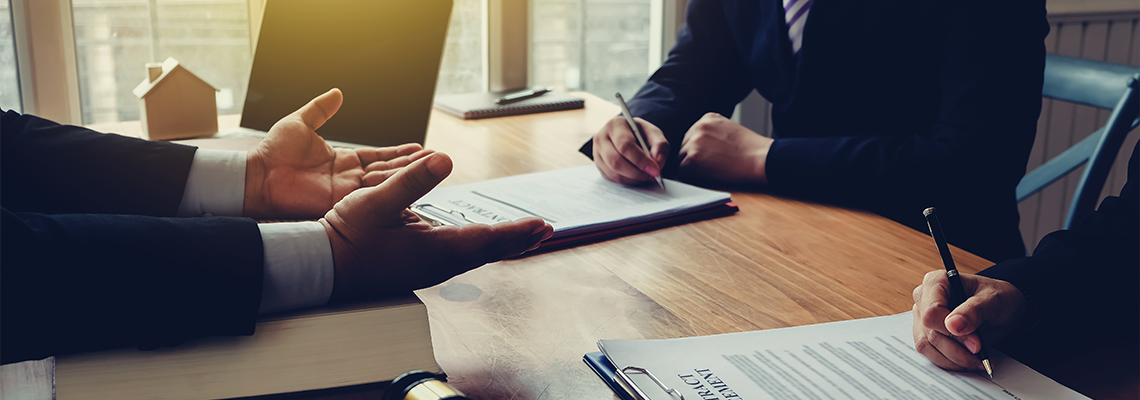Joint consultation of lawyers and services to clients at the lawyer office