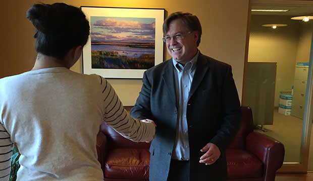 Attorney Lyndon Ruhnke shaking hands