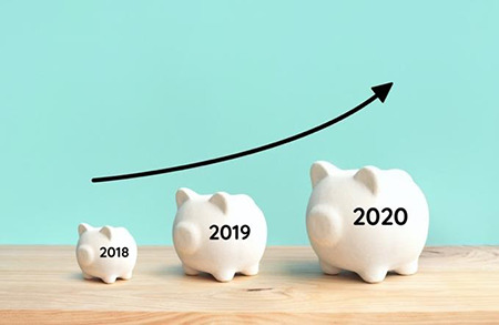 3 piggy banks varying in sizes with the years 2018, 2019, and 2020 on them