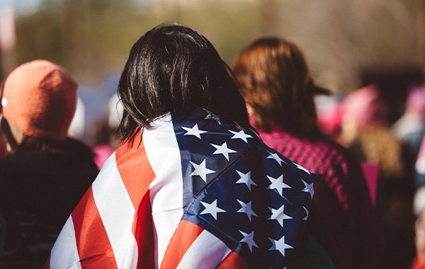 Niña, llevando, un, bandera