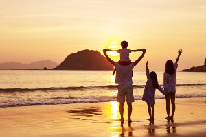 Familia de 4 viendo una puesta de sol