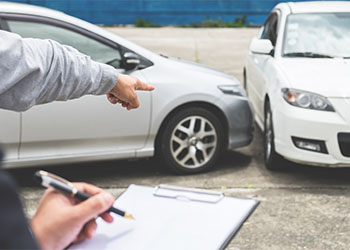 Insurance Agent examine Damaged Car and filing Report 